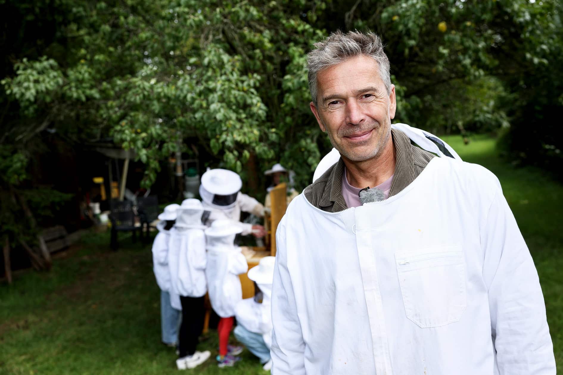 Projektpate Dirk Steffens besucht mit den Kindern aus dem Ahrtal die Bienenstöcke. Durch das Projekt "Bienensommer" lernen die Kinder wissenswertes über Bienen und können so Ihr Vertrauen in die Natur zurückgewinnen, dass durch die Flut im Jahr 2021 zerstört wurde.  

Achtung: Bei Veröffentlichung müssen "RTL-Spendenmarathon", bzw. "Stiftung RTL - Wir helfen Kindern" erwähnt werden!!  Die Verwendung des sendungsbezogenen Materials ist nur mit dem Hinweis und Verlinkung auf RTL+ gestattet.