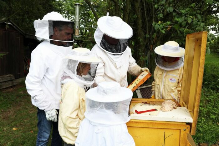 🌱 Neues Grundstück in Bad Neuenahr-Ahrweiler! 🐝🌸

Ein weiterer Meilenstein für den Spenden-Shuttle Bienensommer: Im Stadtgebiet Bad Neuenahr-Ahrweiler haben wir ein Grundstück für zehn Jahre gepachtet! 🚜 Aktuell verwandeln wir es in ein nachhaltiges Blühareal – als Lebensraum für Bienen und als Lern- und Begegnungsort für Umweltbildung und Artenvielfalt. 🌼🌍

👧🧒 Bildung für kommende Generationen: Ein Schwerpunkt liegt auf Workshops und Materialien für Schulen. Ziel ist es, Kindern und Jugendlichen Wissen über Bienen, Natur und Nachhaltigkeit zu vermitteln – und ihr Verantwortungsbewusstsein zu stärken. 📚💡

#SpendenShuttle #ahrtal #BadNeuenahrAhrweiler #Blühareal #Umweltbildung #Artenvielfalt #Bienenfreundlich #ZukunftGestalten